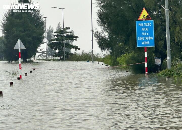 Mưa trắng trời, thủy điện ở Huế, Đà Nẵng đồng loạt xả lũ