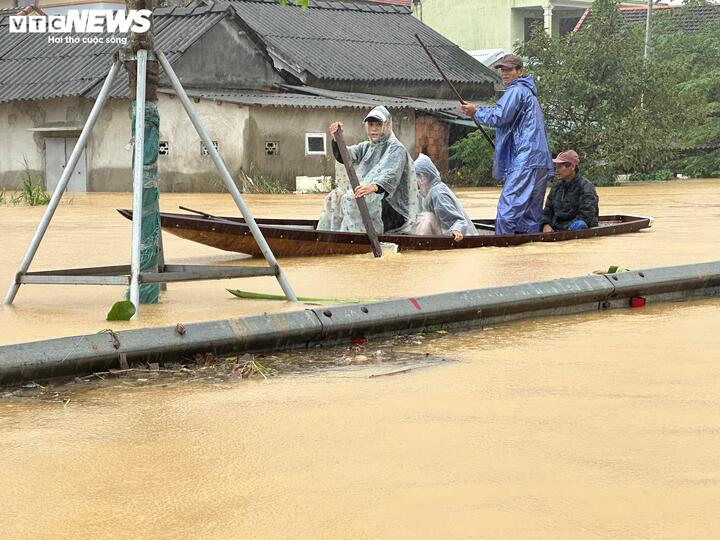 Lũ lịch sử ở Huế khiến 35.000 ngôi nhà bị ngập sâu, 2 người chết và mất tích
