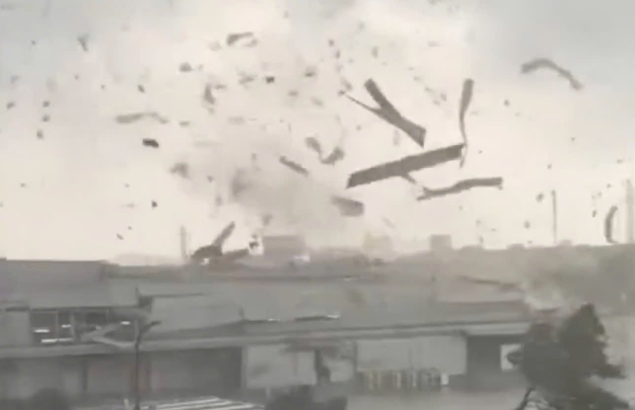 Lốc xoáy thổi bay hàng chục nhà ở Cà Mau