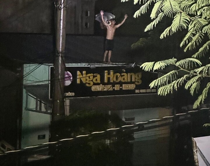 Người dân Đà Nẵng trắng đêm vật lộn với trận lũ lịch sử