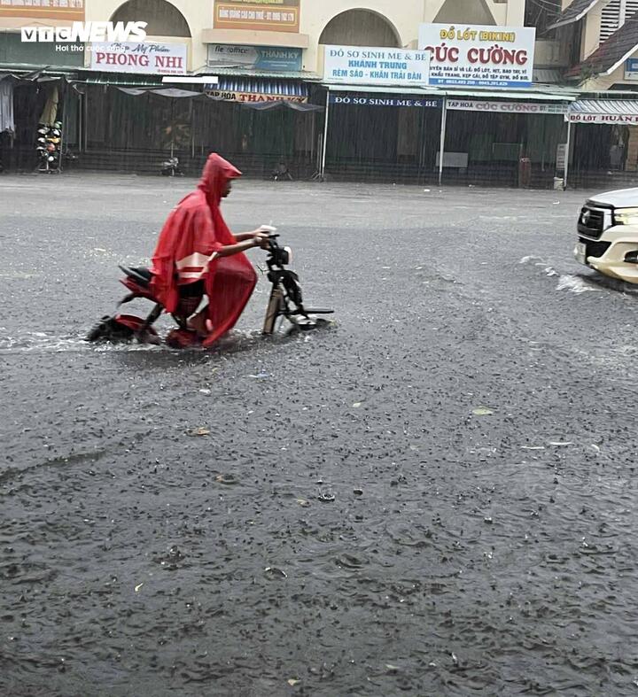Phố biển Tuy Hoà ngập sau mưa lớn, người dân dò dẫm dắt xe trong ‘biển nước’