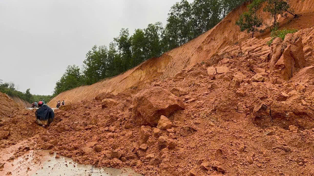 Đất đồi trút ào ạt như thác xuống Quốc lộ 40B, nhiều người vứt xe tháo chạy